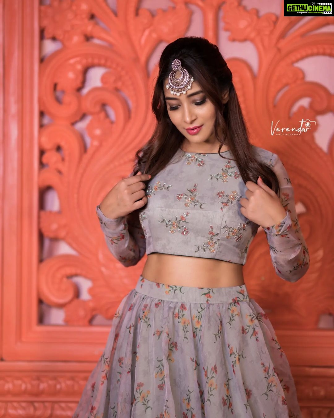 Bhanu Sri Mehra Instagram - A cheerful look brings joy to the heart ❤️ @jahnavivarmalabel @verendar_photography @pretty.jewelbox @maskmakeupartist @hairstylistravi Location:@mrandmrsstudiohyd #tollywoodhotactress #southindiaactress #bhanusree🔥❤️ #actorslife #busy