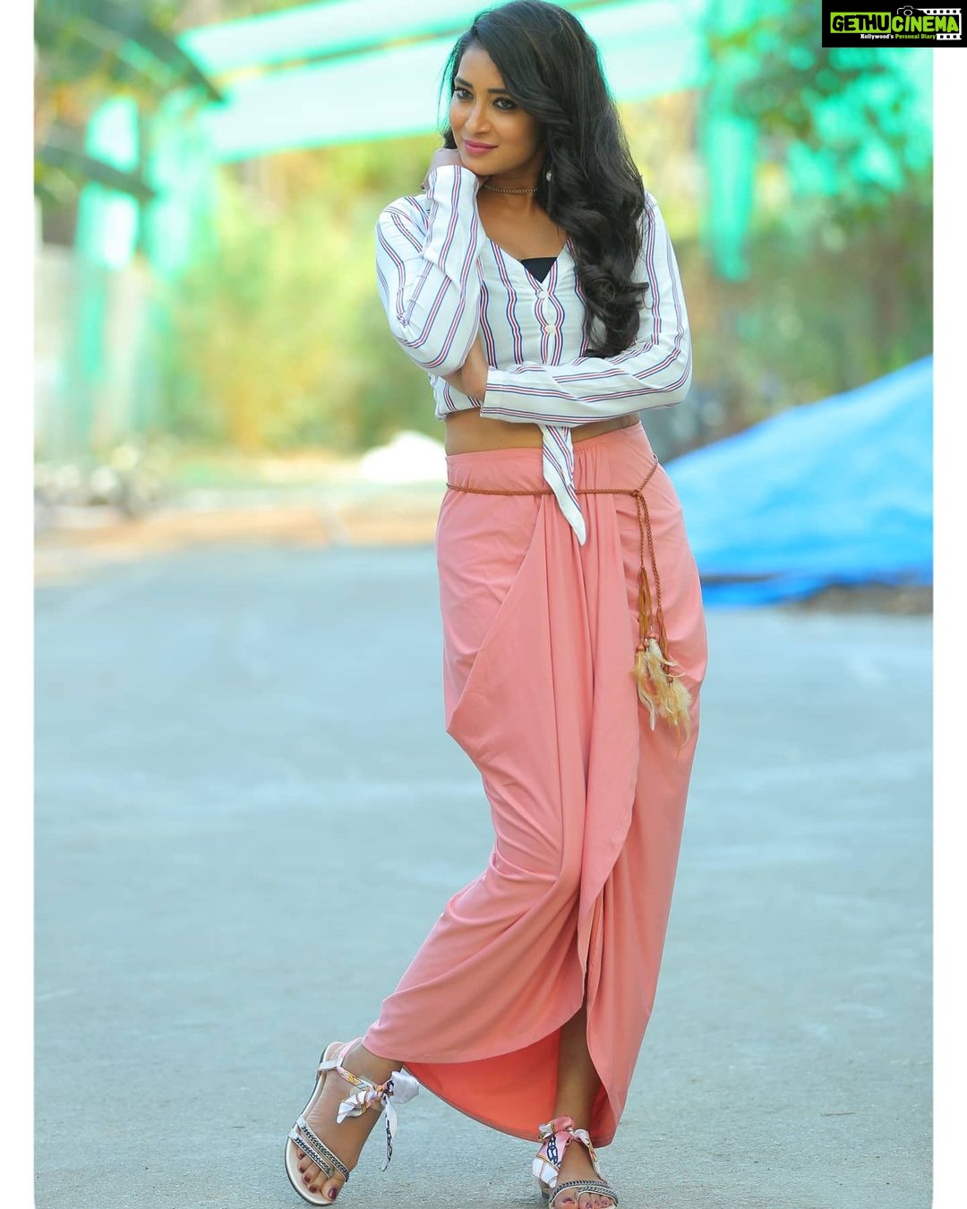 Bhanu Sri Mehra Instagram - 🐹 Outfit by:@hemamanohar1 PC:@poulino_pictures Earrings:@shivi_collections @agasthyaarts @zeetelugu #adhirindi #adhirindhishow