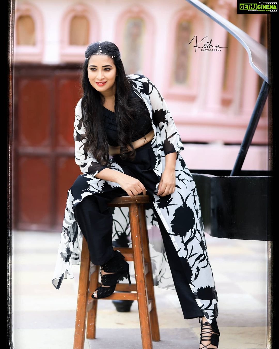 Bhanu Sri Mehra Instagram - 😉🖤💟 Outfit by:@jazzy.apparel PC:@they_call_me_keshu Location:@picturesq_next #newclick #happyness #peace #blackandwhite #bhanusree🔥❤️