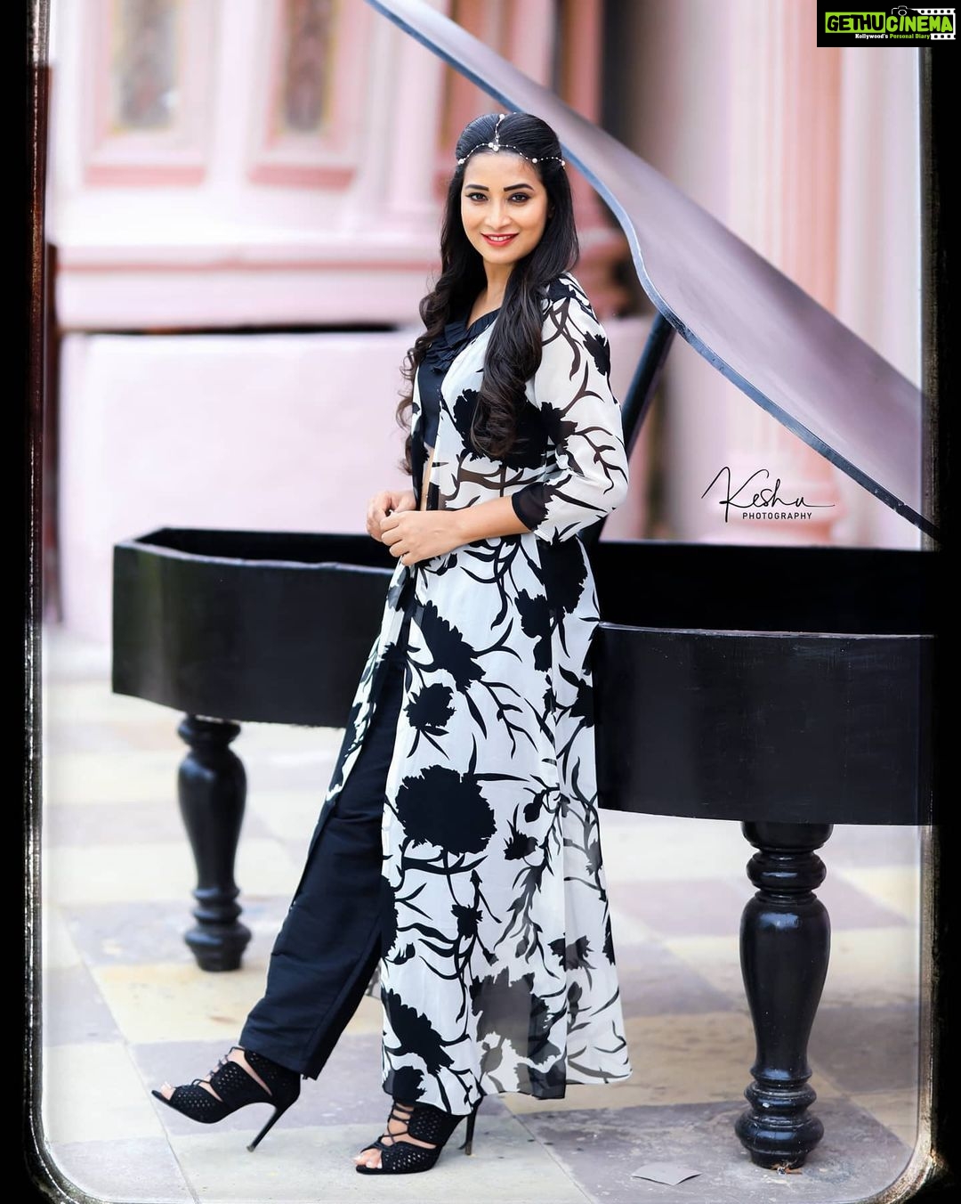 Bhanu Sri Mehra Instagram - I like to smile when its natural. I'm not mad or anything. That's my style.🐧 PC:@they_call_me_keshu Outfit by:@jazzy.apparel Location:@picturesq_next Styling:@greeshma_krishna.k #love🖤 #blacklover #tollywoodactress #actorlife #busylife #southindianactress #bhanusree🔥❤️