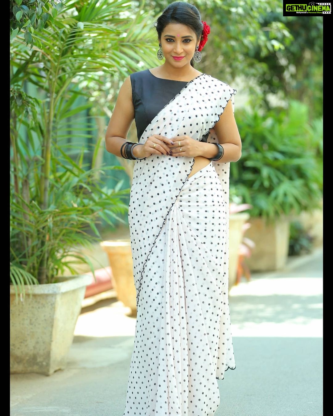 Bhanu Sri Mehra Instagram - Live simply Dream big Be grateful Give love Laugh lots Outfit by:@samathachowdari Earrings:@shivi_collections @agasthyaarts @zeetelugu #adhirindi #tollywoodactress #actorlife #busylife #southindianactress #bhanusree🔥❤️