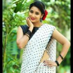 Bhanu Sri Mehra Instagram - Don't tell people your dreams show them🐧 Outfit by:@samathachowdari Earrings:@shivi_collections #tollywoodactress #actorlife #southindianactress #bhanusree #retrostyle #retro #bhanusree🔥❤️