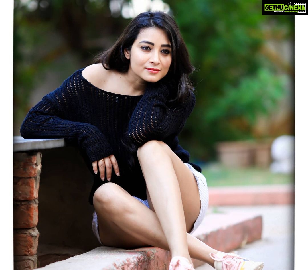 Bhanu Sri Mehra Instagram - I don't compare myself with others ,I know I'am the best in my own way🖤 Pc:@they_call_me_keshu Makeup:myself🙈 Hairstyles:@makeoverbylavs #newpost😍 #newclick #lovepics #tollywoodactress #actorlife #bhanusree🔥❤️