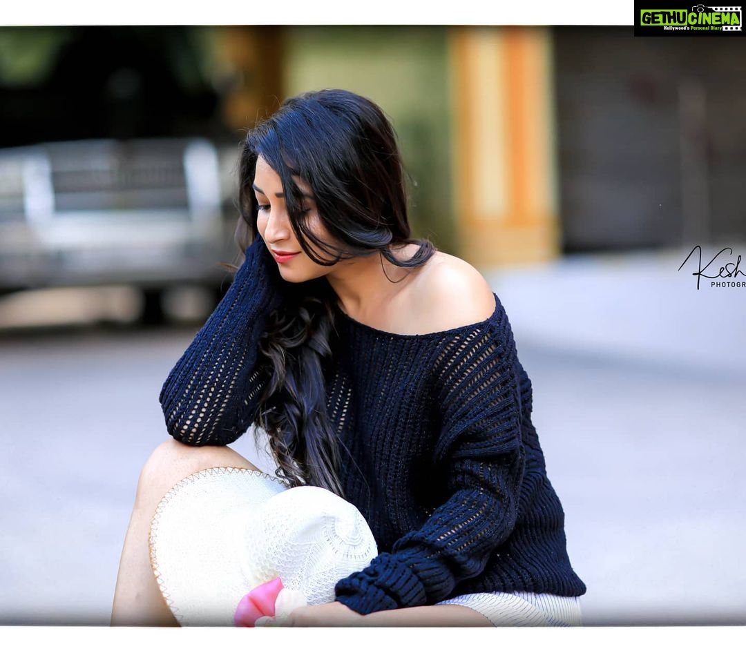 Bhanu Sri Mehra Instagram - I don't compare myself with others ,I know I'am the best in my own way🖤 Pc:@they_call_me_keshu Makeup:myself🙈 Hairstyles:@makeoverbylavs #newpost😍 #newclick #lovepics #tollywoodactress #actorlife #bhanusree🔥❤️