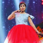Bhanu Sri Mehra Instagram - Butta bomma💃 #dance #buttabomma #babugariintlobuttabojanam #zeetelugu #danceperformance💃 #cutepilla #bhanusree🔥❤️