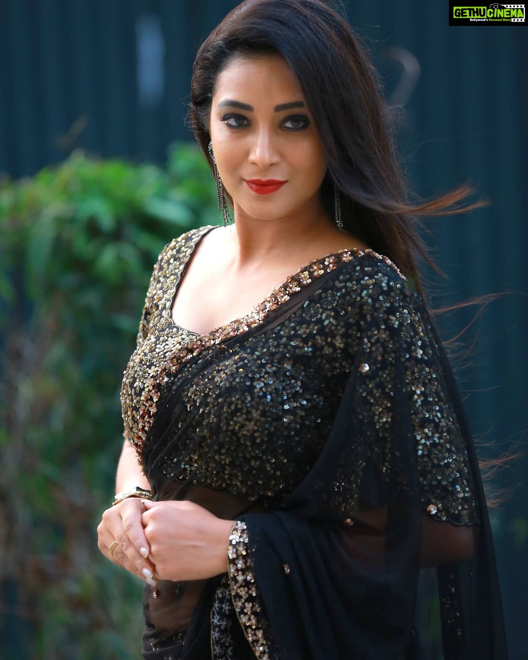 Bhanu Sri Mehra Instagram - Lots not my attitude, it's the way I'm✌🖤🖤 Outfit:@preesha_official Pc:@chavasiva #adhirindhishow #adhirindi #zeetelugu #anchoring🎤 #happylifestyle #peaceofmind✌ #lovework #bhanugirl❤ #bhanusree🔥❤️