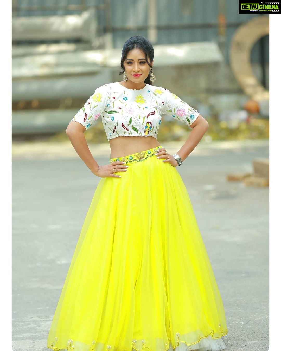 Bhanu Sri Mehra Instagram - 💛💛 Outfit:@samathachowdari Jewellery:@puresilverbysiri Pc:@chavasiva @varshasfotography #yellow #💛 #zeetelugu #adhirindhishow #tollywoodactress #actorlife #comedyshow #bhanusree🔥❤️ #keep #lovinglife❤️
