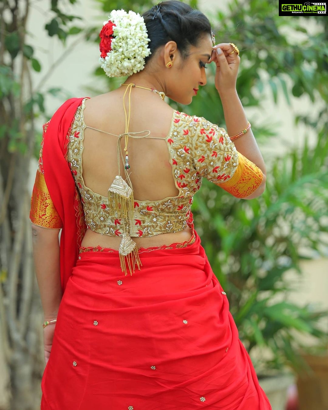Bhanu Sri Mehra Instagram - Leave a little sparkle wherever you gošā¤ Outfit:@kadhambari_studio Pc:@poulino_pictures Jewellery:@rathnacollections #homely #traditional #offsareelove #cool #peacefullness #bhanugirl⤠#bhanusreeš„ā¤ļø