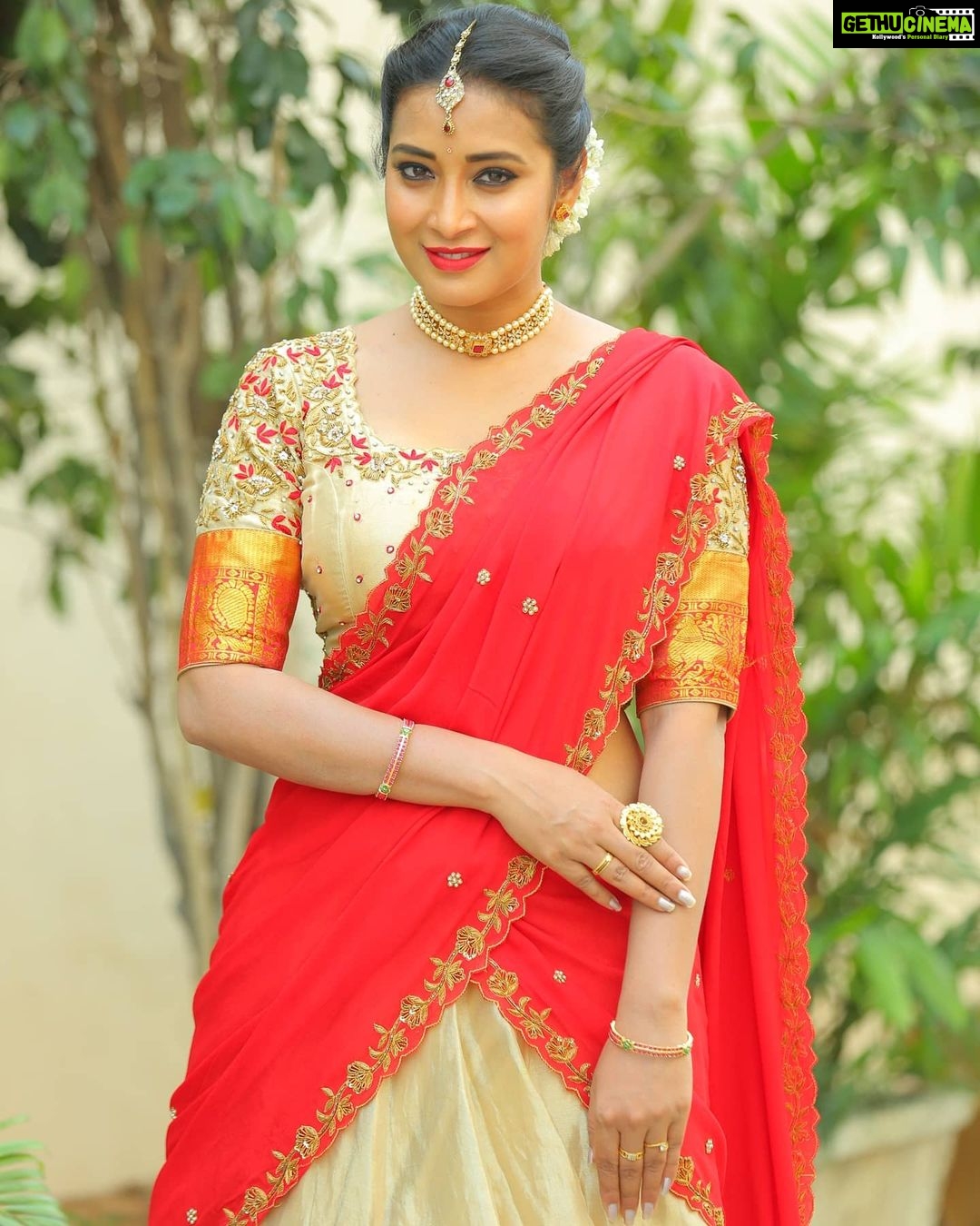Bhanu Sri Mehra Instagram - Leave a little sparkle wherever you gošā¤ Outfit:@kadhambari_studio Pc:@poulino_pictures Jewellery:@rathnacollections #homely #traditional #offsareelove #cool #peacefullness #bhanugirl⤠#bhanusreeš„ā¤ļø