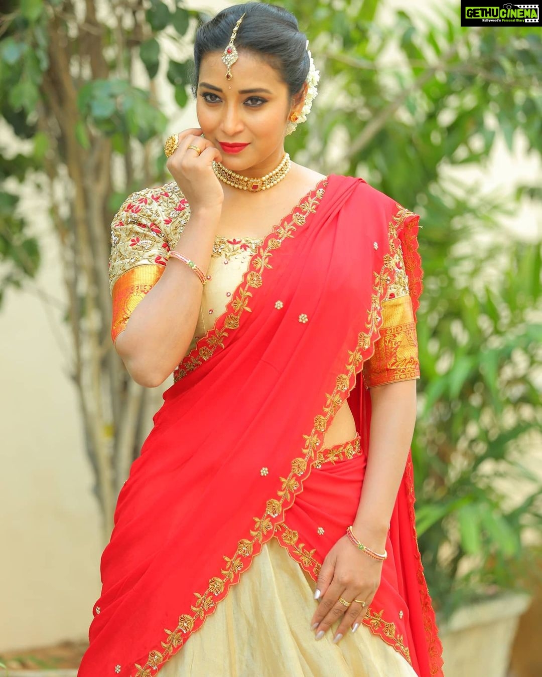Bhanu Sri Mehra Instagram - Leave a little sparkle wherever you gošā¤ Outfit:@kadhambari_studio Pc:@poulino_pictures Jewellery:@rathnacollections #homely #traditional #offsareelove #cool #peacefullness #bhanugirl⤠#bhanusreeš„ā¤ļø