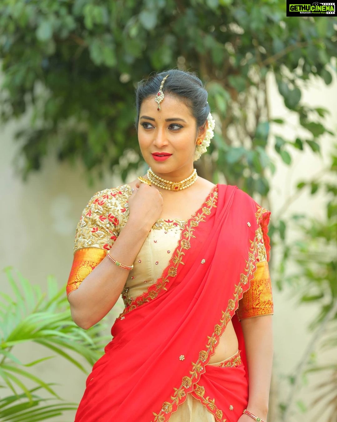 Bhanu Sri Mehra Instagram - Leave a little sparkle wherever you gošā¤ Outfit:@kadhambari_studio Pc:@poulino_pictures Jewellery:@rathnacollections #homely #traditional #offsareelove #cool #peacefullness #bhanugirl⤠#bhanusreeš„ā¤ļø