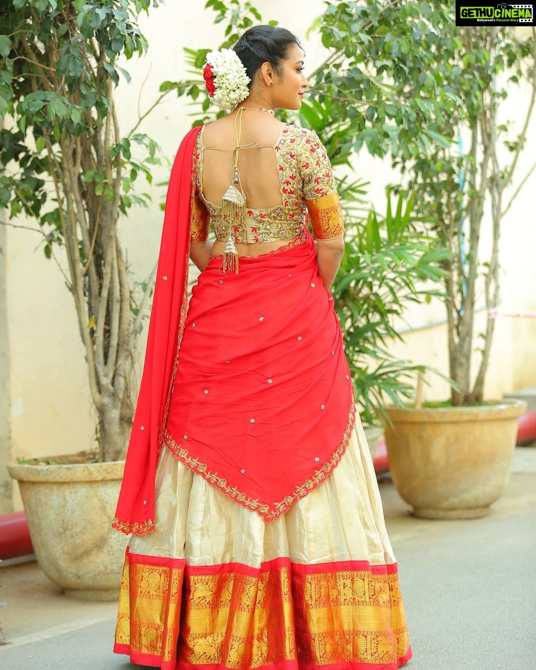Bhanu Sri Mehra Instagram - Leave a little sparkle wherever you gošā¤ Outfit:@kadhambari_studio Pc:@poulino_pictures Jewellery:@rathnacollections #homely #traditional #offsareelove #cool #peacefullness #bhanugirl⤠#bhanusreeš„ā¤ļø