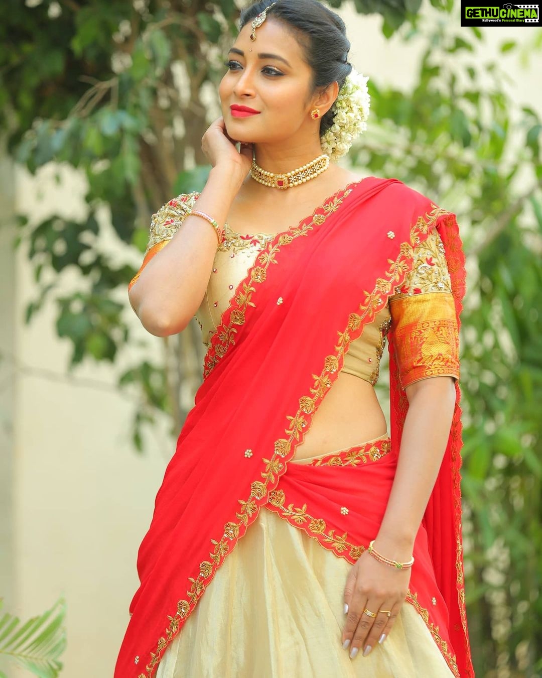 Bhanu Sri Mehra Instagram - Leave a little sparkle wherever you gošā¤ Outfit:@kadhambari_studio Pc:@poulino_pictures Jewellery:@rathnacollections #homely #traditional #offsareelove #cool #peacefullness #bhanugirl⤠#bhanusreeš„ā¤ļø