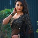 Bhanu Sri Mehra Instagram - Lots not my attitude, it's the way I'm✌🖤🖤 Outfit:@preesha_official Pc:@chavasiva #adhirindhishow #adhirindi #zeetelugu #anchoring🎤 #happylifestyle #peaceofmind✌ #lovework #bhanugirl❤ #bhanusree🔥❤️