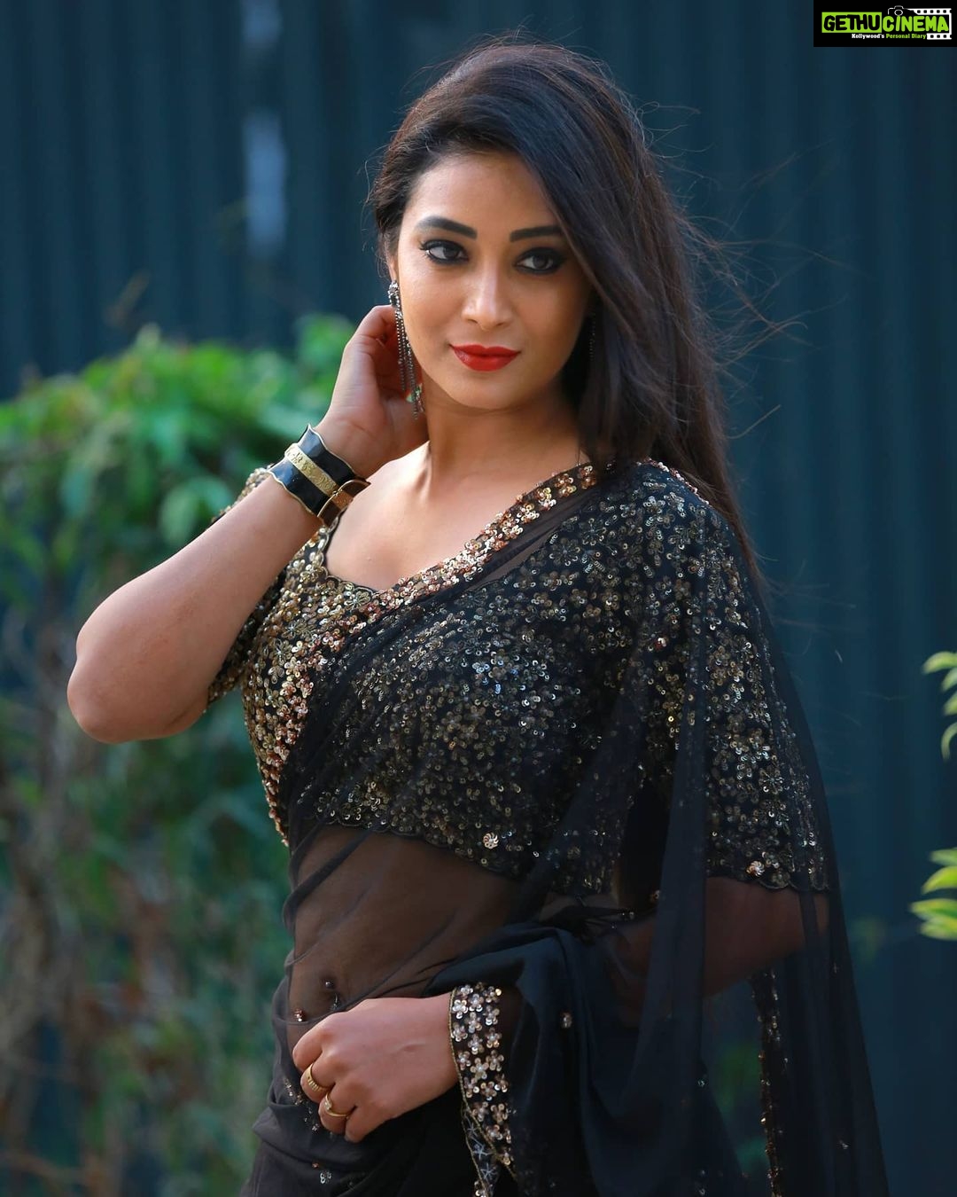 Bhanu Sri Mehra Instagram - Lots not my attitude, it's the way I'm✌🖤🖤 Outfit:@preesha_official Pc:@chavasiva #adhirindhishow #adhirindi #zeetelugu #anchoring🎤 #happylifestyle #peaceofmind✌ #lovework #bhanugirl❤ #bhanusree🔥❤️