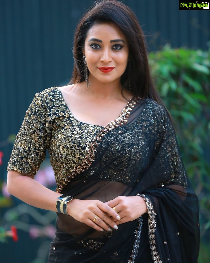 Bhanu Sri Mehra Instagram - Lots not my attitude, it's the way I'm✌🖤🖤 Outfit:@preesha_official Pc:@chavasiva #adhirindhishow #adhirindi #zeetelugu #anchoring🎤 #happylifestyle #peaceofmind✌ #lovework #bhanugirl❤ #bhanusree🔥❤️