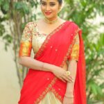 Bhanu Sri Mehra Instagram - Simplicity is the keynote of all true elegance.💃❤ keep loving more🥰 Outfit :@kadhambari_studio #telugupilla #gadusupilla #traditional #offsareelove #zeetelugu #show #bhanusree🔥❤️ #