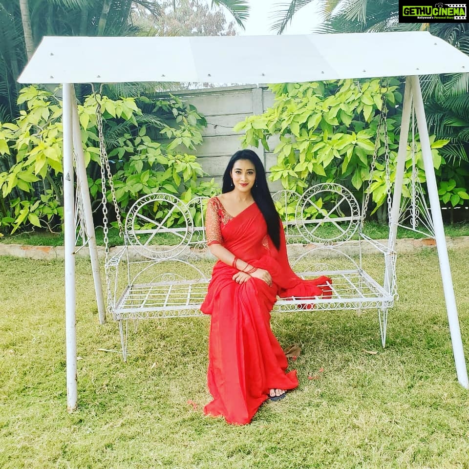Bhanu Sri Mehra Instagram - I'am stronger because I had to be, I'm smarter because of my mistakes, I'm happier because of the sadness I have known, and now wiser because I learned.💃❤ Styling by:@navya.marouthu #saree #sareelovers #redsaree #pritty #cool #bhanusree🔥❤️