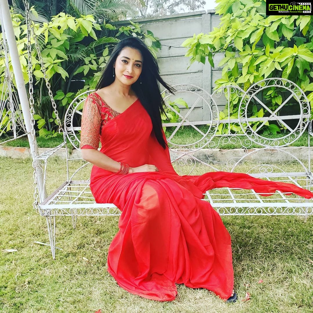 Bhanu Sri Mehra Instagram - Love red ❤❤ This beautiful saree :@navya.marouthu #tollywoodactress #actorlife #busylife #feelhappy😊 #peaceful #bhanusree🔥❤️
