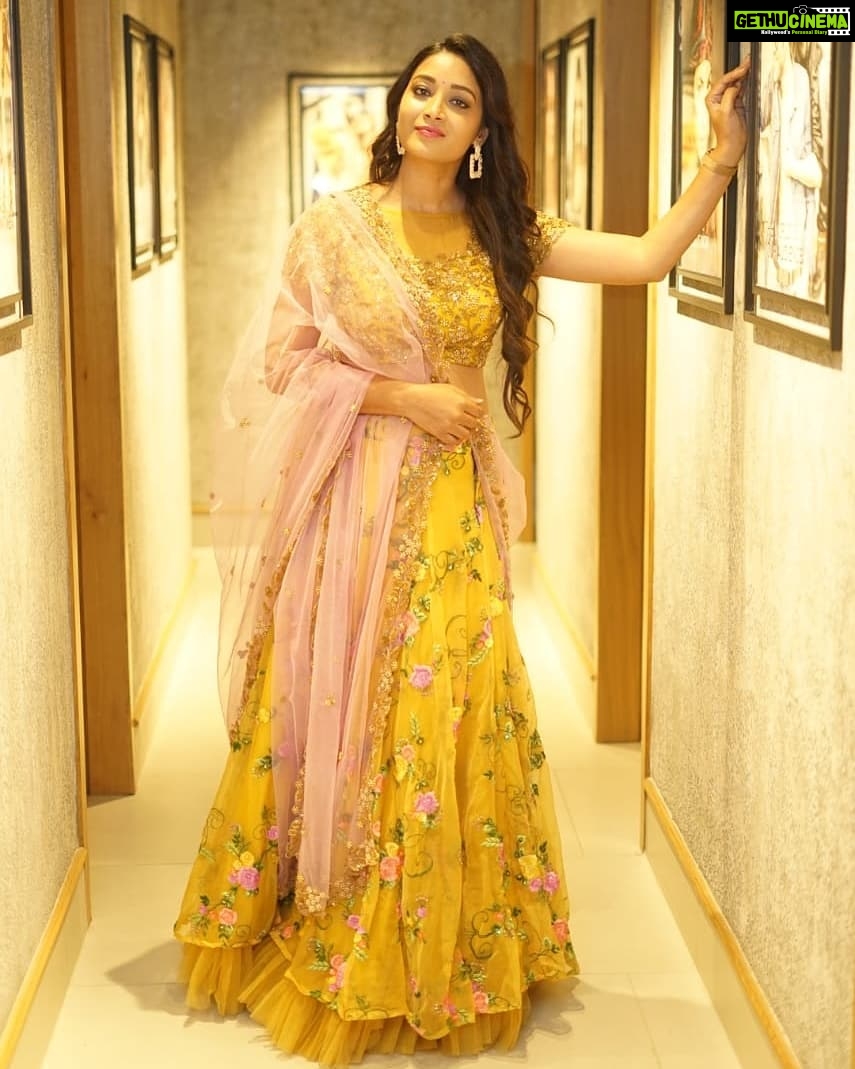 Bhanu Sri Mehra Instagram - Isn't about having a pretty face. Its about having a pretty mind, pretty heart and pretty soul.🧡💖💃 happy weekend guys🤗👍 Outfit by:@preesha_official #weekendvibes #saturday #funday😎 #tollywoodactress #biggbosstelugu2 #bhanusree #actorlife #bhanusree🔥❤️