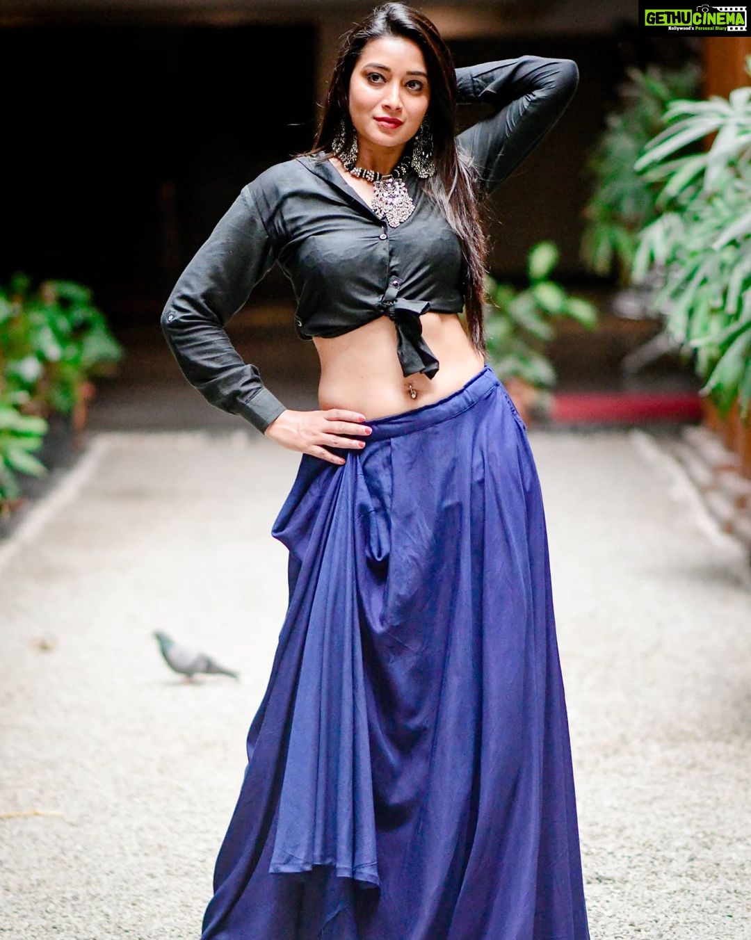 Bhanu Sri Mehra Instagram - Beauty beings the moment you decide to be yourself💃 Costume by - @maghuva.studio Accessories by - @fashionjewelcollections Styled by - @greeshma_krishna.k Photography by - @sampathnachu50 . #styledbygkk #blue #black #biggbosstelugu2 #tollywoodactress #bhanusree🔥❤️