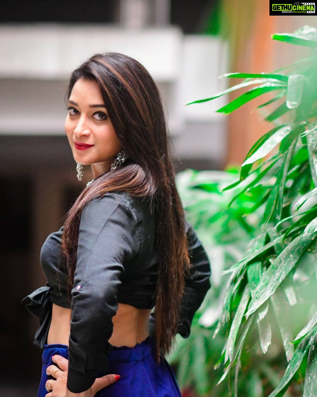 Bhanu Sri Mehra Instagram - Beauty beings the moment you decide to be yourself💃 Costume by - @maghuva.studio Accessories by - @fashionjewelcollections Styled by - @greeshma_krishna.k Photography by - @sampathnachu50 . #styledbygkk #blue #black #biggbosstelugu2 #tollywoodactress #bhanusree🔥❤️