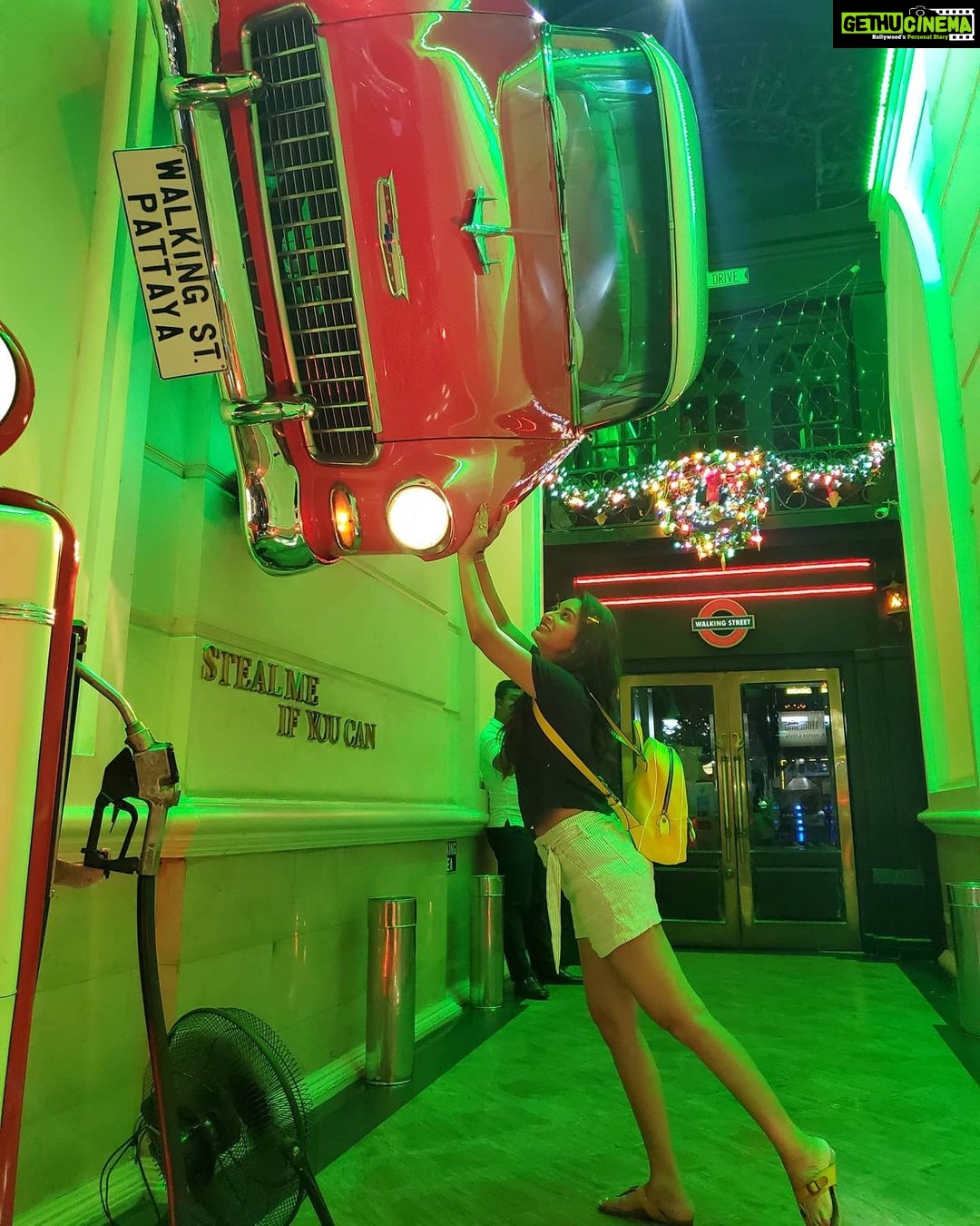 Bhanu Sri Mehra Instagram - Crazy girl 🤩💃👑 #fullfun #funny #crazygirl #car #walkingstreet #nicedayout #chillin #bhanusree🔥❤️ Walkingstreet Pub - Redcar
