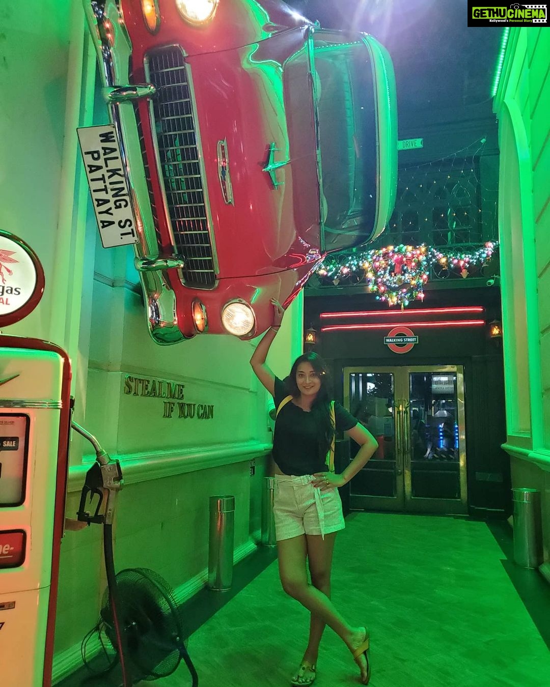 Bhanu Sri Mehra Instagram - Crazy girl 🤩💃👑 #fullfun #funny #crazygirl #car #walkingstreet #nicedayout #chillin #bhanusree🔥❤️ Walkingstreet Pub - Redcar