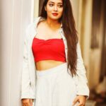 Bhanu Sri Mehra Instagram - Girls are like abstract painting, even though you can't understand them, they are still beautiful!!💃❤💟 Pic:@they_call_me_keshu #happyweekend #sartuday #tollywoodactress #biggbosstelugu2 #bhanusree #anchor #anchor #weekend #weekendmood #bhanusree🔥❤️