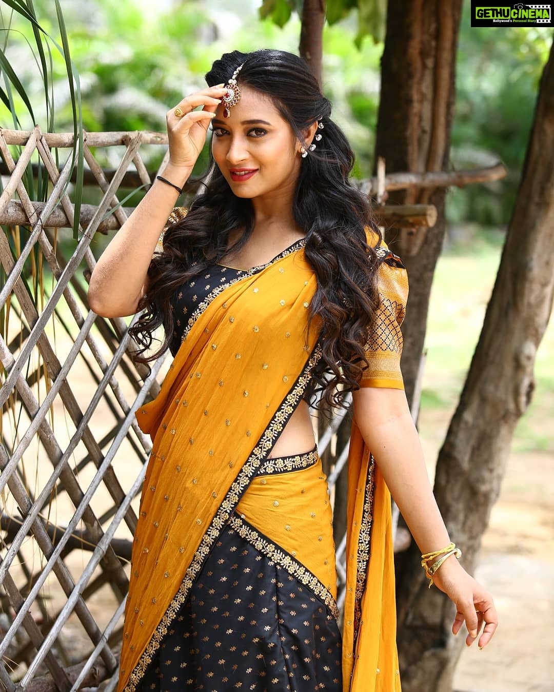 Bhanu Sri Mehra Instagram - Nothing is more impressive than a person who is secure in the unique way God made her.🧡🖤💃 #positivity #pose #traditional #girly #ammai #tollywoodactresses #biggbosstelugu2 #bhanusree #biggbosstelugu2 #bhanusree🔥❤️
