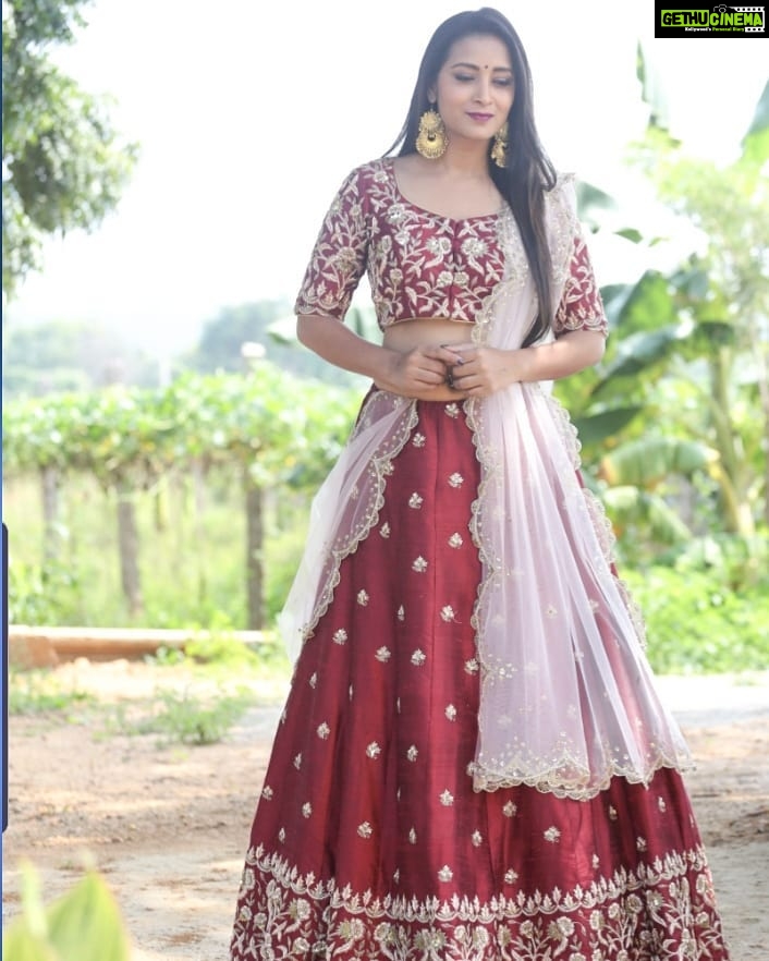 Bhanu Sri Mehra Instagram - Your body makes you sexy, your smile makes you pretty, your personality makes you beautiful ❤💟💃 Outfit by: @harikastudio #marooncolour @lovely__feelings #happy #cool #peace #bhanusree🔥❤️ #biggbosstelugu2 #tollywoodactress
