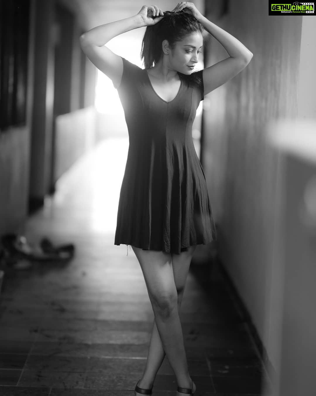 Bhanu Sri Mehra Instagram - Personality has power to uplift, power to depress, power to curse, and power to bless🖤 #powerofpositivity #goals #spiritual #goodvibes #bhanusree🔥❤️