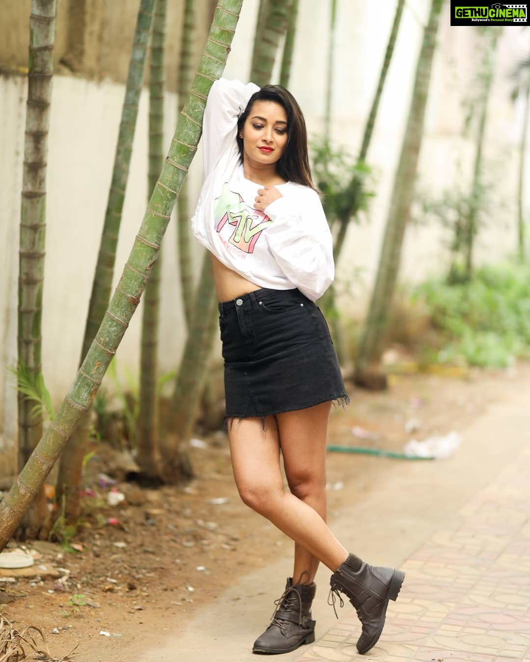 Bhanu Sri Mehra Instagram - Being happy never goes out of style yo 💃👧 Pc:@they_call_me_keshu #style #beautiful #amazing #prity #lovely #bhanusree🔥❤️ #biggbosstelugu2 #southindianactress