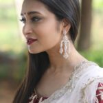 Bhanu Sri Mehra Instagram - She was beautiful, but not like those girls in th magazine's she was beautiful, for the way she thought. She was beautiful, for the sparkle in her eyes when she talked about something she loved. She was beautiful, for the ability to make other people smile even if she was sad. No, wasn't beautiful something as temporary as her looks. She was beautiful deep down her soul.💃❤️ PC: @they_call_me_keshu Make up : my self 🤷 Outfit by:@harikastudio Jewellery:@kalasha_finejewels #beautifulgirl #attitude #indiangirl #southindianactress #bhanusree🔥❤️ #biggboss2telugu👁