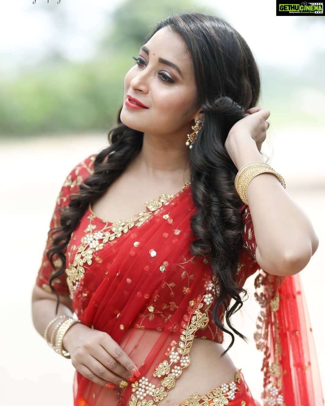 Bhanu Sri Mehra Instagram - Keep smiling because life is a beautiful thing there's so much to smile about and iam not what happened to me iam what I choose to become.❤️❤️ Outfit by :@firoz_design_studio Photography :@they_call_me_keshu