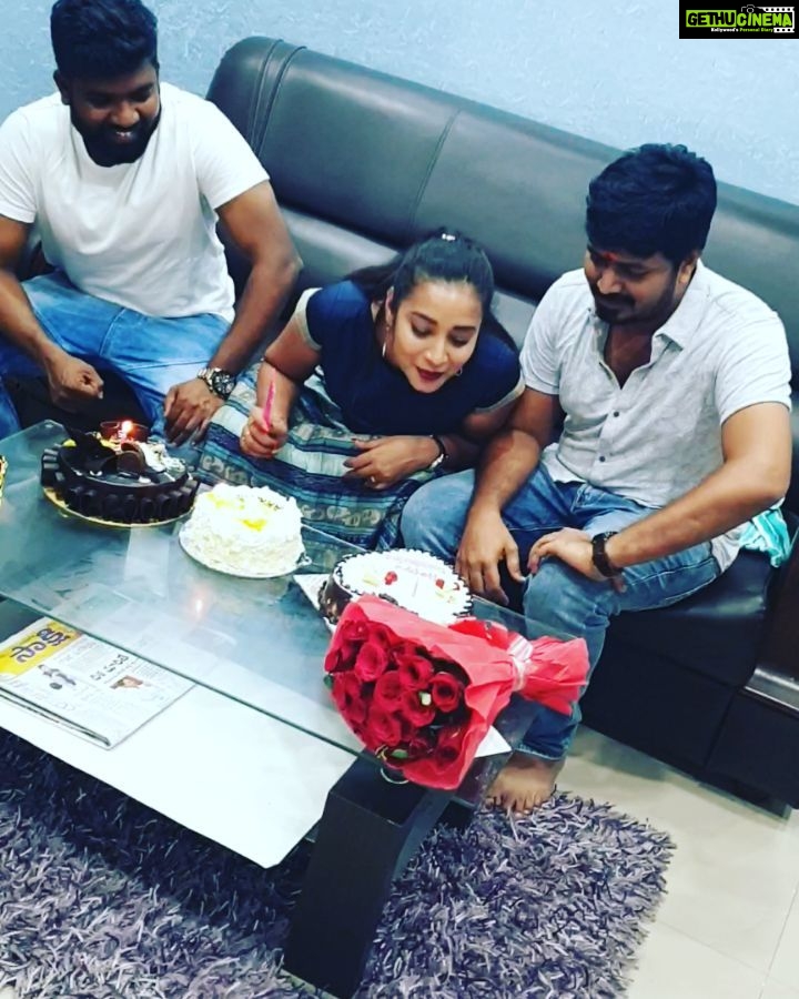 Bhanu Sri Mehra Instagram - Thank you @rollrida my lovely brother so happy u made my day thanks a lot love you a lot🥰😘🤗 #birthday #cakecutting #happyday #brotherlove❤️ #shankarreddylove
