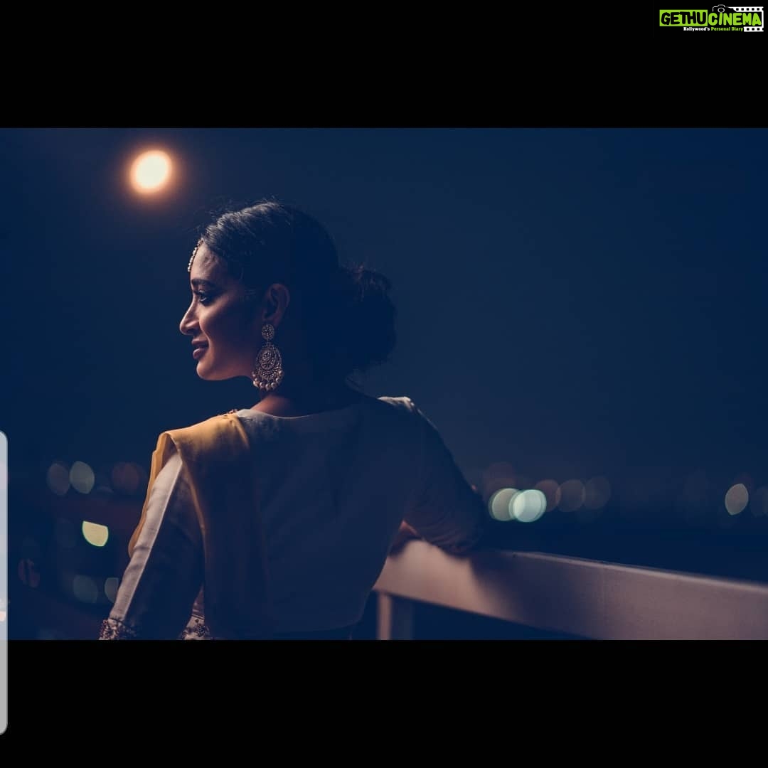 Bhanu Sri Mehra Instagram - Oka chandamama kinda inko chandamama 😘😍 #moon #twomoons #happygirl #southindianactress #teluguactresses #biggboss2 #biggboss2bhanusree