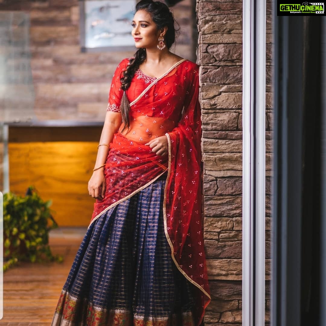Bhanu Sri Mehra Instagram - As per as Indian wear is concerned, more is more and less is a bore❤️red and blue of saree is amazing Yoo yoo 💃❤️❤️ Outfit by:@meghanagarapatiofficial @tourmalinejewels Makeup artist:@pixelperfectmakeup_visali Pic :@sreekruthsravan