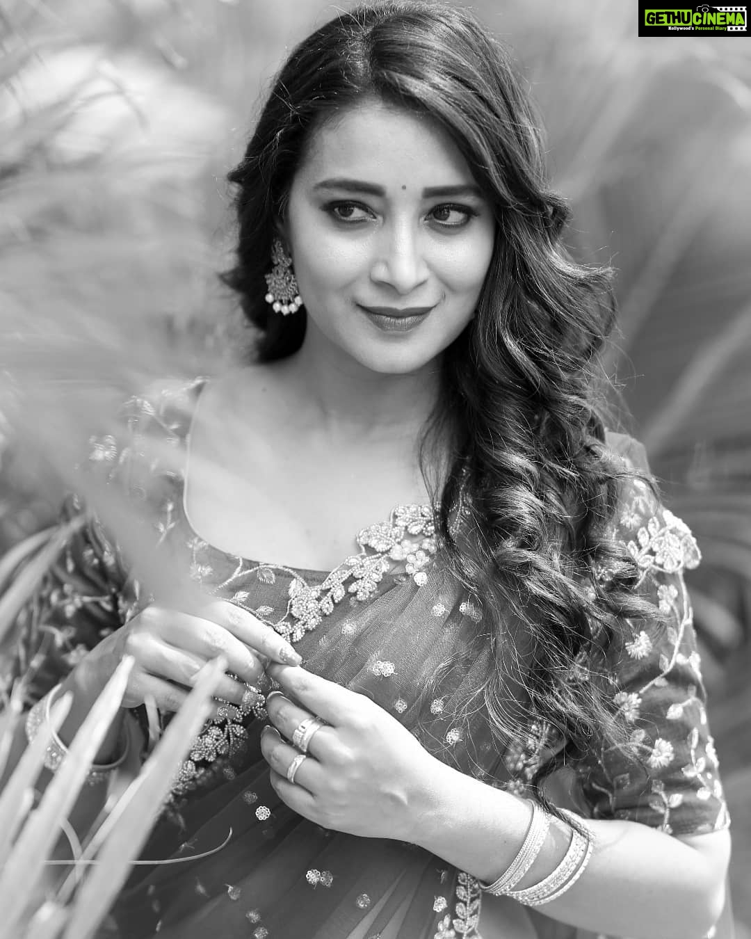 Bhanu Sri Mehra Instagram - Keep smiling because life is a beautiful thing there's so much to smile about and iam not what happened to me iam what I choose to become.❤️❤️ Outfit by :@firoz_design_studio Photography :@they_call_me_keshu