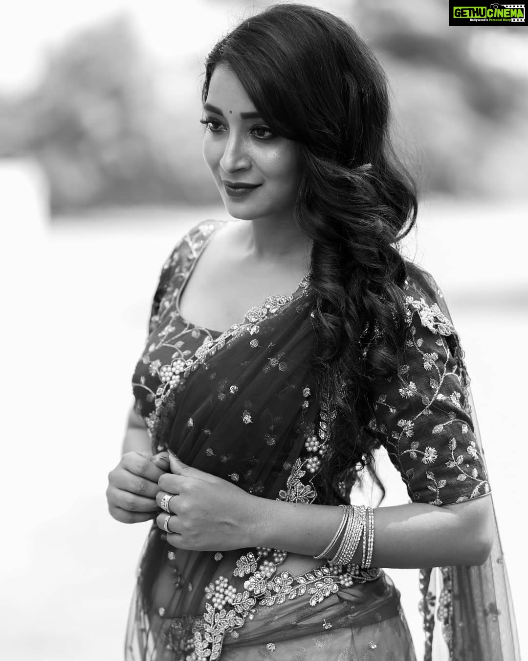 Bhanu Sri Mehra Instagram - Keep smiling because life is a beautiful thing there's so much to smile about and iam not what happened to me iam what I choose to become.❤️❤️ Outfit by :@firoz_design_studio Photography :@they_call_me_keshu