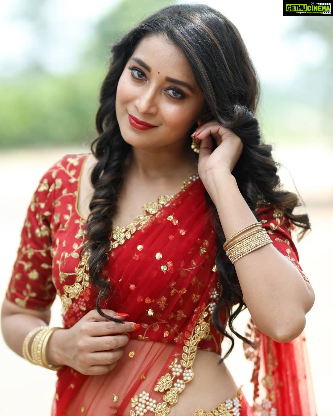 Bhanu Sri Mehra Instagram - Keep smiling because life is a beautiful thing there's so much to smile about and iam not what happened to me iam what I choose to become.❤️❤️ Outfit by :@firoz_design_studio Photography :@they_call_me_keshu