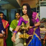 Bhanu Sri Mehra Instagram - Sri Sathya Sai Nilaya Silk Saree Mela😊 #sareecollection #jewellery #openingday #happyfeelings #southindianactress #biggboss2bhanusree