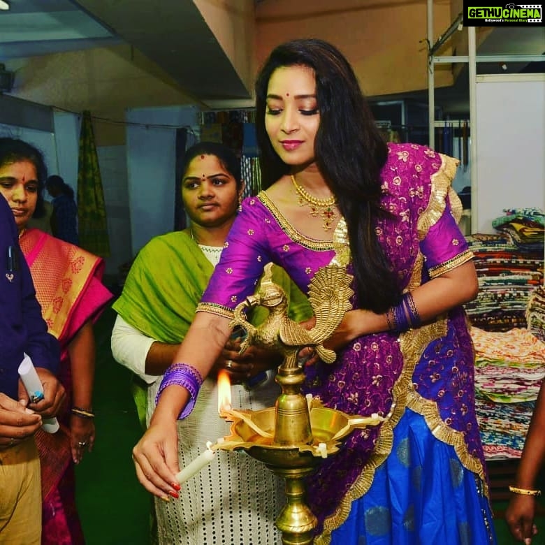 Bhanu Sri Mehra Instagram - Sri Sathya Sai Nilaya Silk Saree Mela😊 #sareecollection #jewellery #openingday #happyfeelings #southindianactress #biggboss2bhanusree