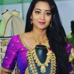 Bhanu Sri Mehra Instagram - Sri Sathya Sai Nilaya Silk Saree Mela😊 #sareecollection #jewellery #openingday #happyfeelings #southindianactress #biggboss2bhanusree