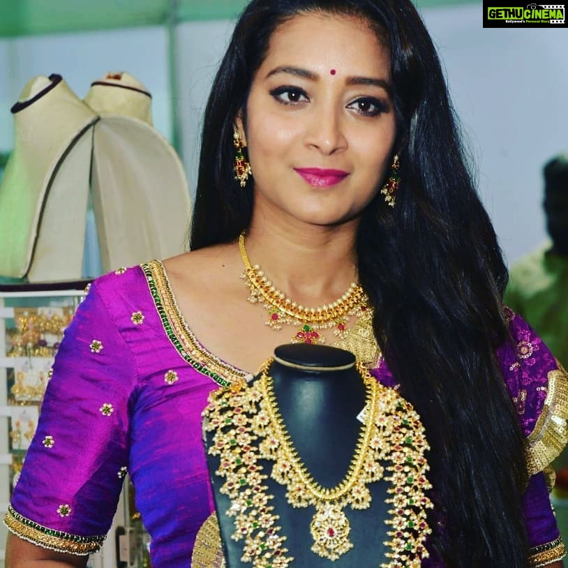 Bhanu Sri Mehra Instagram - Sri Sathya Sai Nilaya Silk Saree Mela😊 #sareecollection #jewellery #openingday #happyfeelings #southindianactress #biggboss2bhanusree