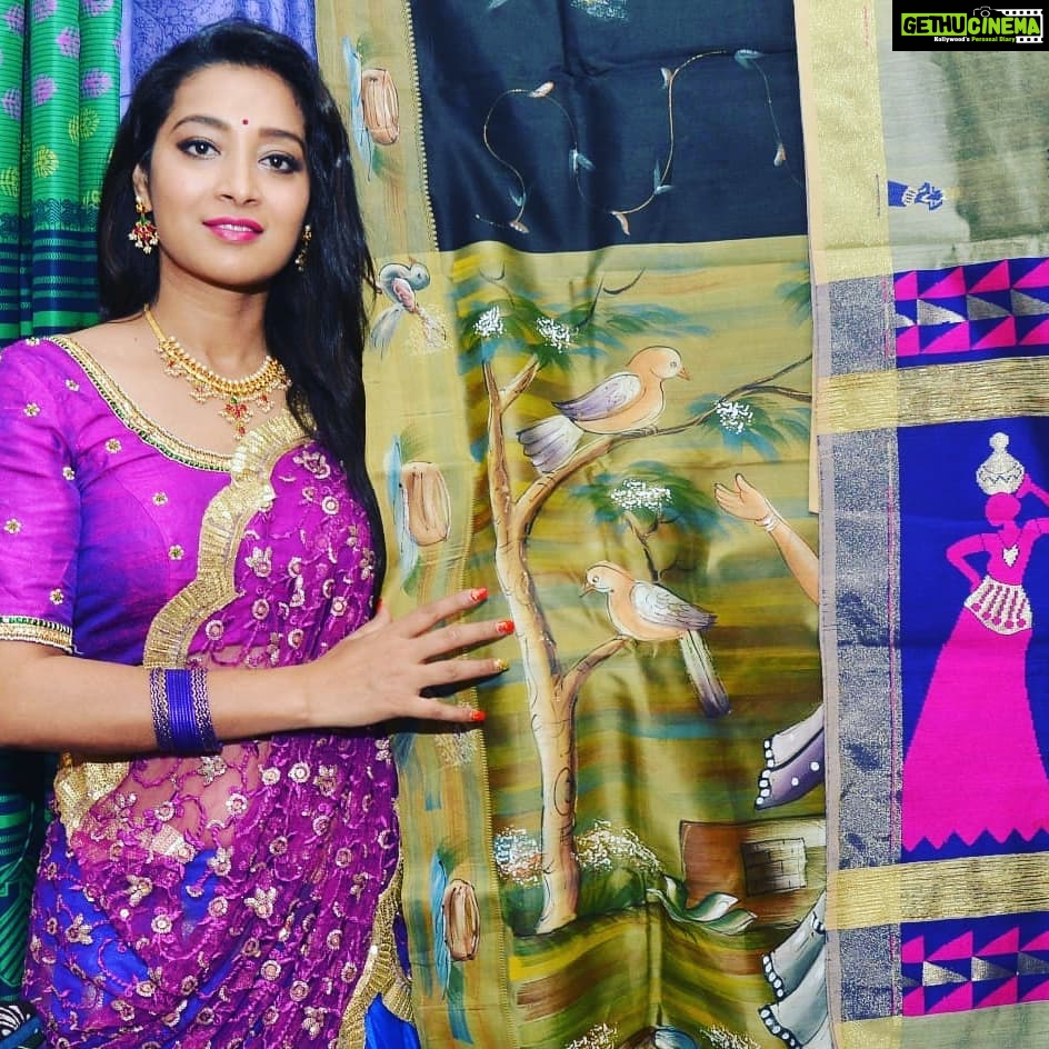 Bhanu Sri Mehra Instagram - Sri Sathya Sai Nilaya Silk Saree Mela😊 #sareecollection #jewellery #openingday #happyfeelings #southindianactress #biggboss2bhanusree