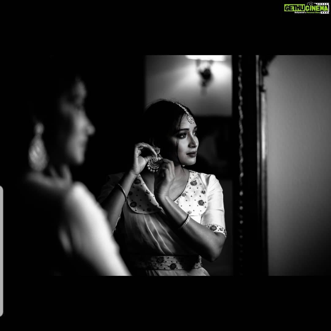Bhanu Sri Mehra Instagram - Oka chandamama kinda inko chandamama 😘😍 #moon #twomoons #happygirl #southindianactress #teluguactresses #biggboss2 #biggboss2bhanusree