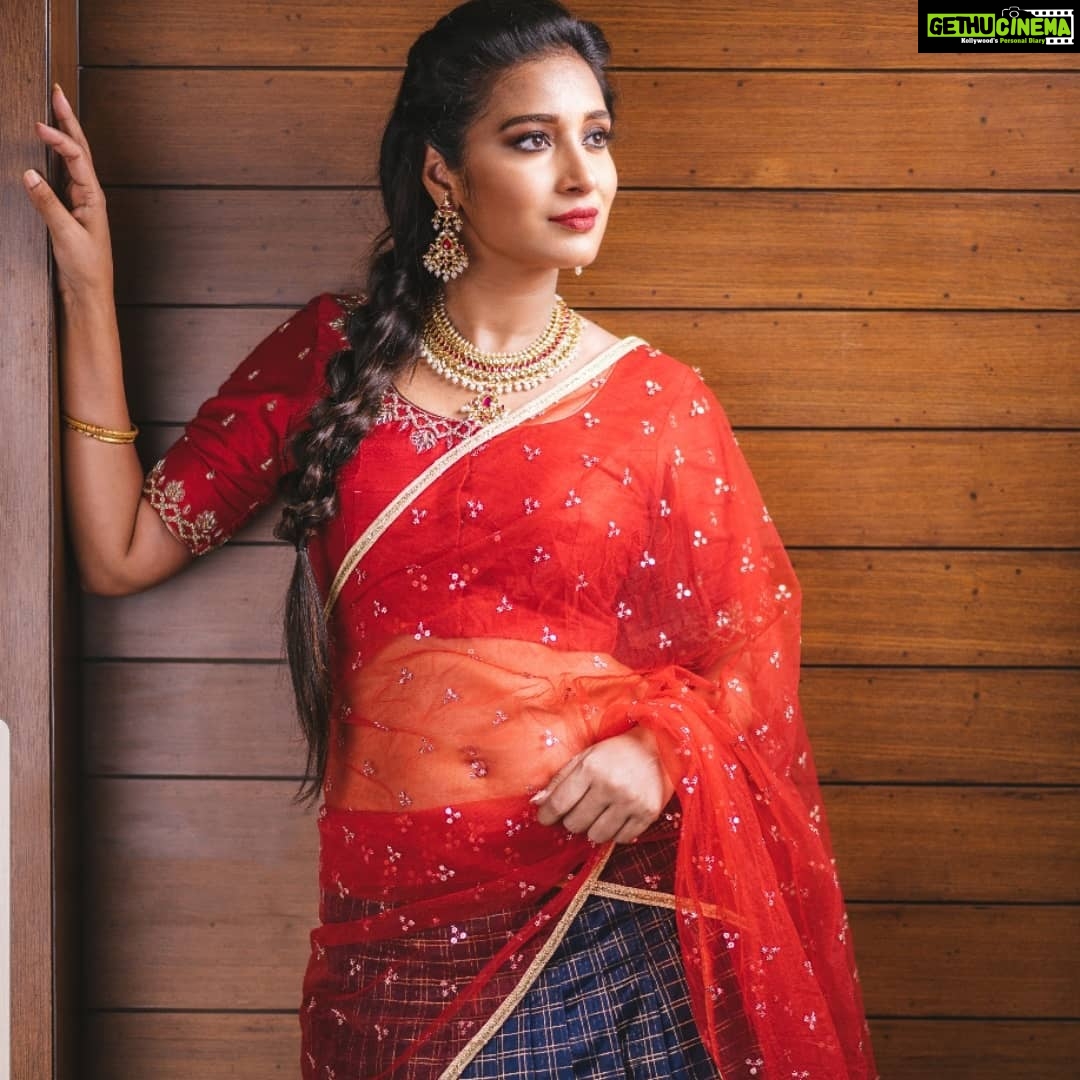 Bhanu Sri Mehra Instagram - Take off that shyness and wear some red❤️❤️💃 Outfit by :@meghanagarapatiofficial @tourmalinejewels @pixelperfectmakeup_visali @sreekruthsravan #indiantraditionalwear #indianbeautyqueen #redlove #❤️