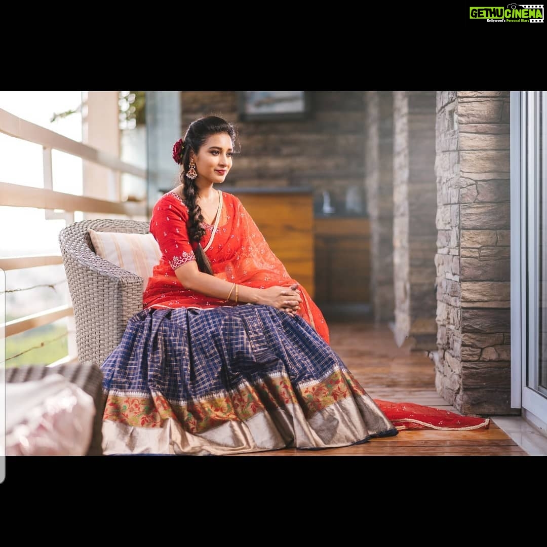 Bhanu Sri Mehra Instagram - As per as Indian wear is concerned, more is more and less is a bore❤️red and blue of saree is amazing Yoo yoo 💃❤️❤️ Outfit by:@meghanagarapatiofficial @tourmalinejewels Makeup artist:@pixelperfectmakeup_visali Pic :@sreekruthsravan