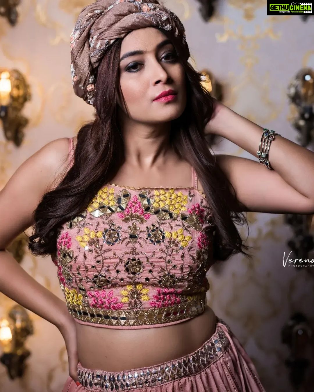 Bhanu Sri Mehra Instagram - Mahebooba @verendar_photography @pretty.jewelbox @divya_varun_official @maskmakeupartist @hairstylistravi @mrandmrsstudiohyd ☆ ☆ #newclick #newlooks #bhanusree🔥❤️ #tollywoodhotactress #southindiaactress #actorslife #happy #hybridpilla #Instagram #instalove